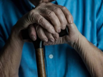 90-летнего пенсионера удерживали дома и связывали руки и ноги скотчем в Атырауской области