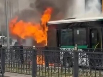 В Астане загорелся маршрутный автобус с пассажирами