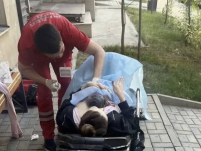 Женщина родила во дворе дома из-за припаркованных машин