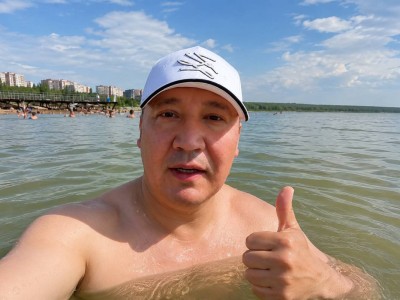 После слухов о загрязнении аким лично зашел в Иртыш во время эфира (Видео)