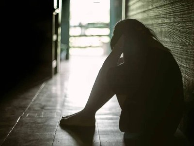 Мать 25 лет держала дочь взаперти, чтобы не выдавать замуж: ужасающая история
