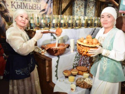 Кумыс, скачки и концерты: в Астане проходит фестиваль BaiQymyz-2026