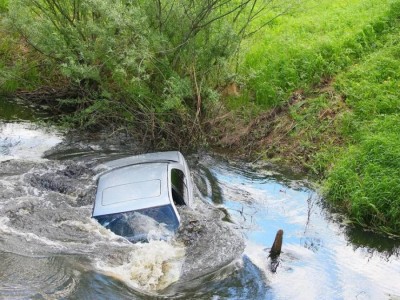 Автомобиль с двумя девочками утонул в затопленном карьере в Астане
