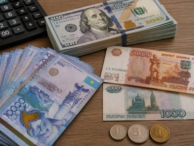 Курс доллара снизился: сколько стоит валюта в обменниках Казахстана 18 июля