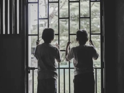 Родители годами держали своих детей в комнате с отходами