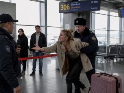 Пьяный дебош в аэропорту Астаны: пассажирку сняли с рейса и увезли в изолятор