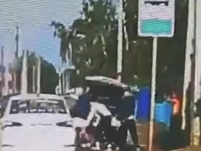 В Актобе водитель Lexus затолкал в багажник пешехода, который сделал ему замечание на дороге