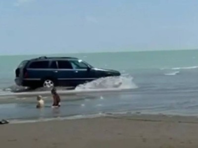 Водителя, заехавшего в воду к купающимся на Балхаше, арестовали на 10 суток