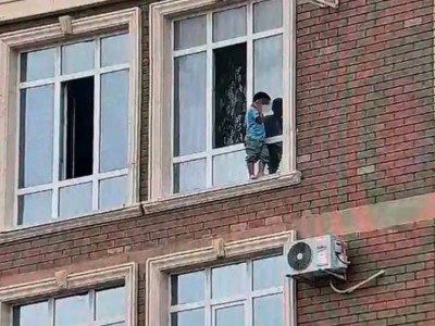 В Актау ребенок оказался на внешнем подоконнике 10-го этажа (ВИДЕО)