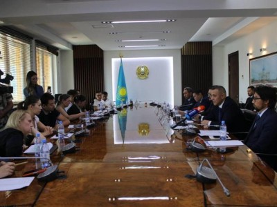 Почему банки зарабатывают миллиарды, пока казахстанцы тонут в кредитах: ответа не последовало