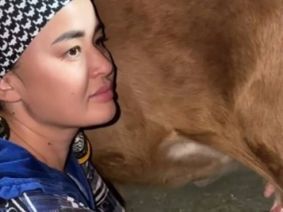 Молдир Муканова подоила корову в родном ауле и восхитила пользователей сети