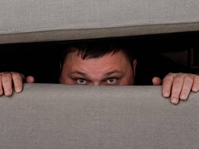 Мужчина восемь лет скрывался в квартире от наказания: он прятался в диване