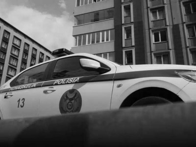 "Упала на мопед курьера". Астанчанка насмерть разбилась после падения из окна высотки