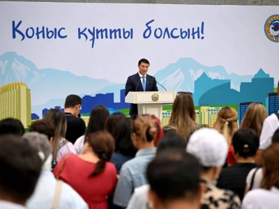 Аким Алматы Дархан Сатыбалды вручил ключи от квартир новоселам