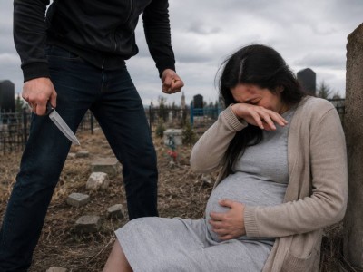 Беременную 18-летнюю девушку избивали и угрожали ножом на кладбище в Жамбылской области