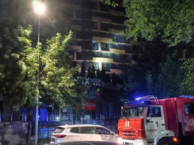 В центре Алматы в ЖК тушили пожар по повышенному рангу