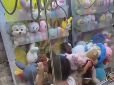Ребенок забрался внутрь автомата с игрушками в Алматы (ВИДЕО)