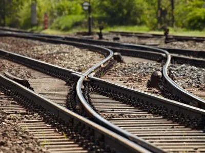 Мужчина оказался под вагоном и получил тяжелые травмы в Кокшетау