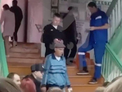 Школьница напала с ножом на учительницу перед линейкой (ВИДЕО)