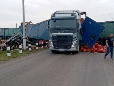 Грузовик с 23 тоннами лука столкнулся с локомотивом в Акмолинской области