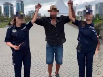 «Форма обязывает»: двух сотрудниц туристической полиции Астаны уволили после видео блогера