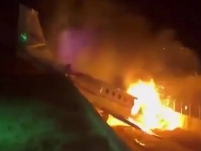 Самолет с известным певцом загорелся после посадки - появились первые кадры