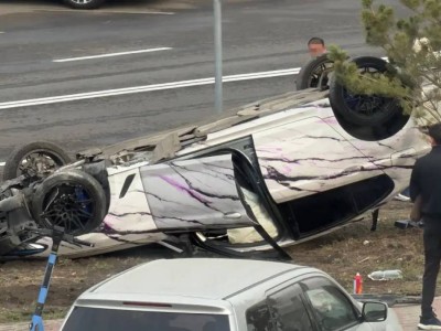 BMW перевернулся в центре Астаны