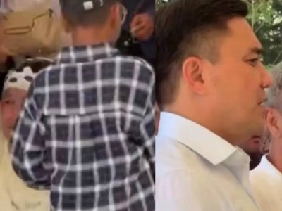Многодетная мать на коленях попросила акима Шымкента предоставить ей жильё