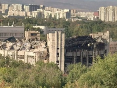 Крыша Дворца студентов ночью обрушилась в Алматы
