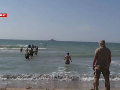 Поиски двух военнослужащих продолжаются на побережье Каспия