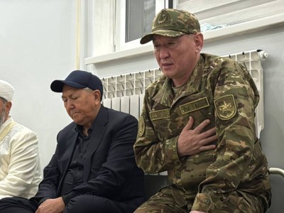 Министр обороны встретился с семьями погибших военнослужащих в Мангистау