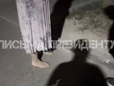 «Родной сын связал мать»: в Алматы женщину заметили со связанными руками (видео)