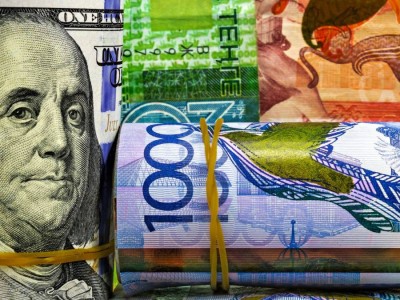 Доллар пошел вверх: сколько стоит валюта в обменниках Казахстана
