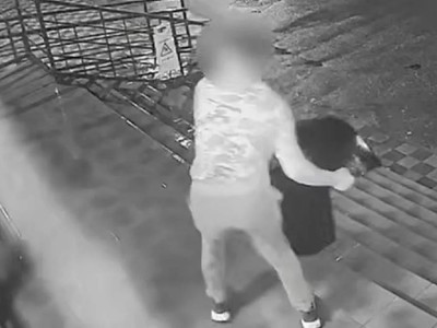 В ЗКО мужчина разбил дверь аптеки мусорной урной (ВИДЕО)
