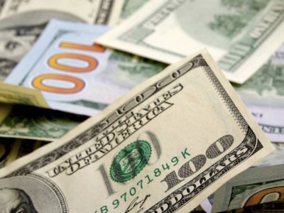 Может ли доллар упасть ниже 400 теңге: прогноз финансиста