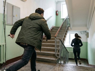 Мужчина избил жену с ребёнком на руках в подъезде дома