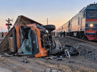 Поезд Алматы — Петропавловск столкнулся с самосвалом в Карагандинской области
