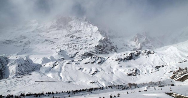 Сильный ветер повредил Шымбулак и Медеу в Алматы