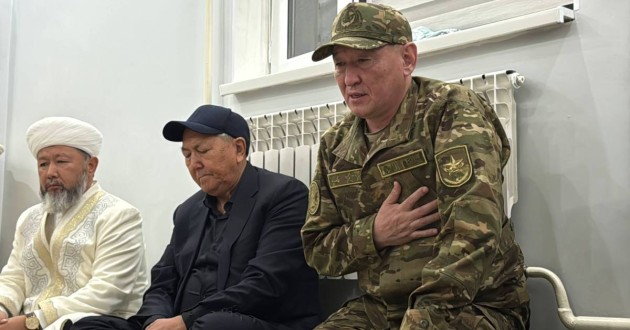 Министр обороны встретился с семьями погибших военнослужащих в Мангистау