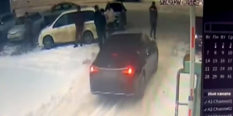 Бизнесмен в Астане сбежал от строителей, требующих зарплату, и сбил одного из них.