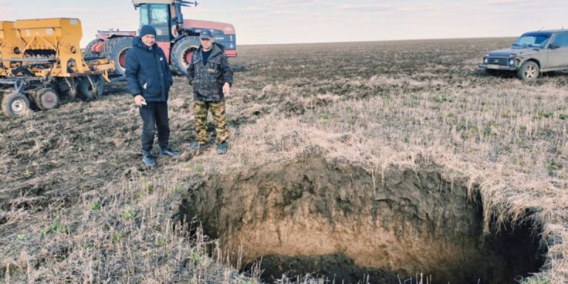 Огромная земляная яма образовалась в Костанайской области.