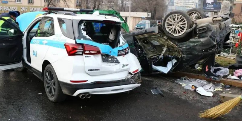 Дорожно-транспортное происшествие в Алматы: полицейские пострадали в результате столкновения.