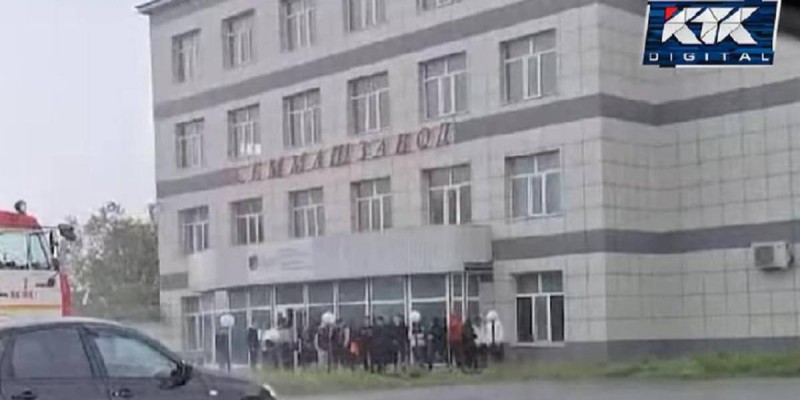 Скандал на ЕНТ в Семее: выпускники мокнут под дождем.