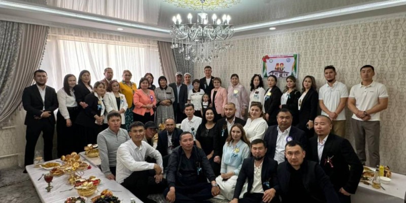 Выпускники Жанаозена подарили учителю квартиру на 20-летие окончания школы.