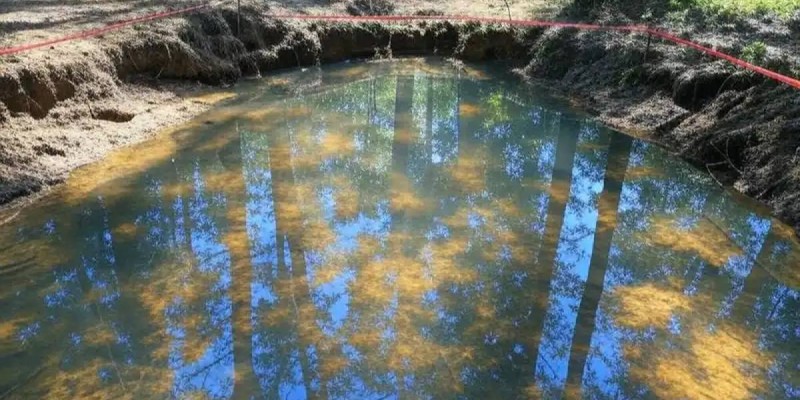 В Шымкенте погиб первоклассник, упав в открытую яму с водой.