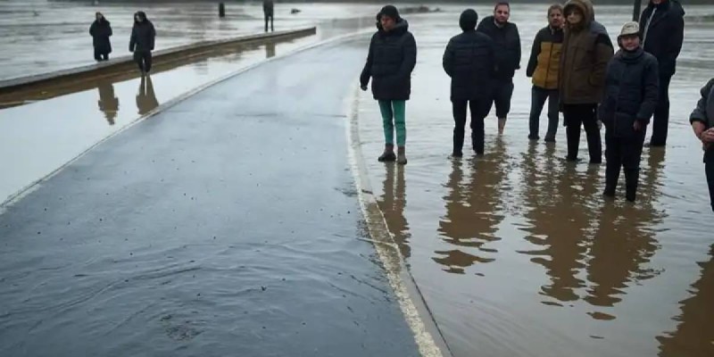 Талые воды затопили улицы Макинска в Акмолинской области — спасатели откачивают воду круглосуточно.
