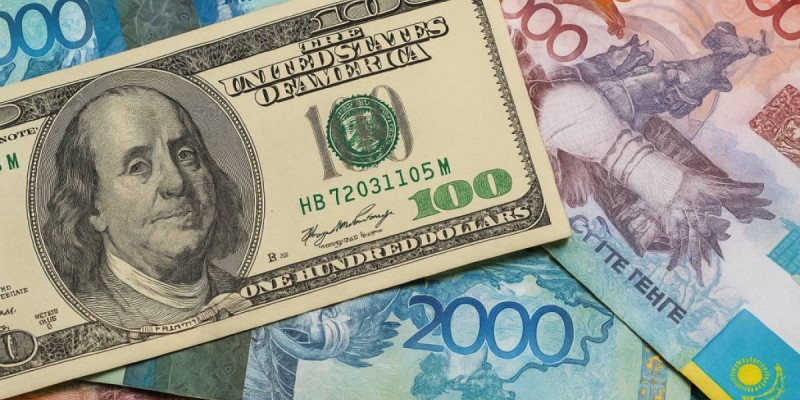 Курс доллара к тенге стабилен на фоне длинных выходных ко Дню столицы.