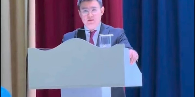 Аким Кербулакского района вручил ключи от несуществующего дома воспитателю детского сада.