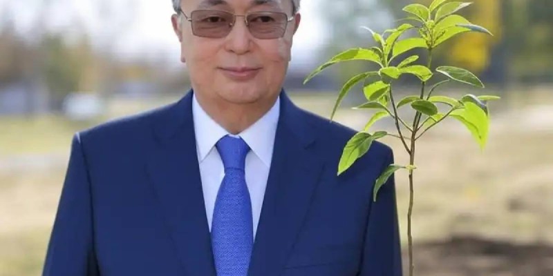 Токаев принял участие в акции «Таза Қазақстан» и посадил дерево в Астане.