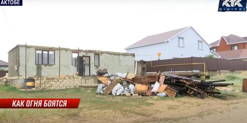 Трагедия в Актобе: многодетная семья дважды теряет дом в пожаре.